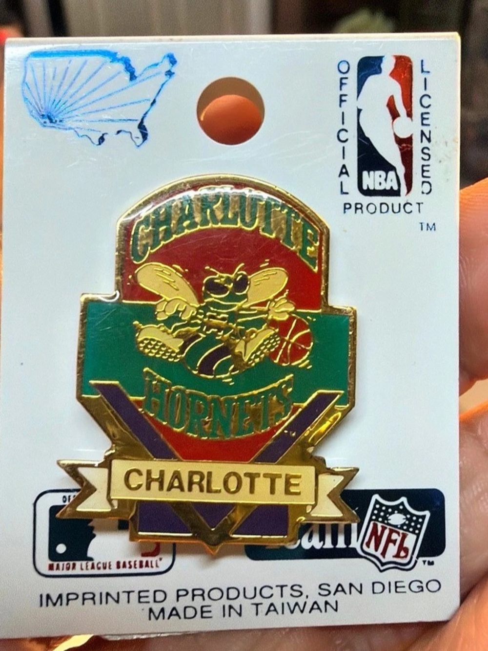 New with card  Charlotte Hornets NBA Logo Lapel Pin Green & Gold